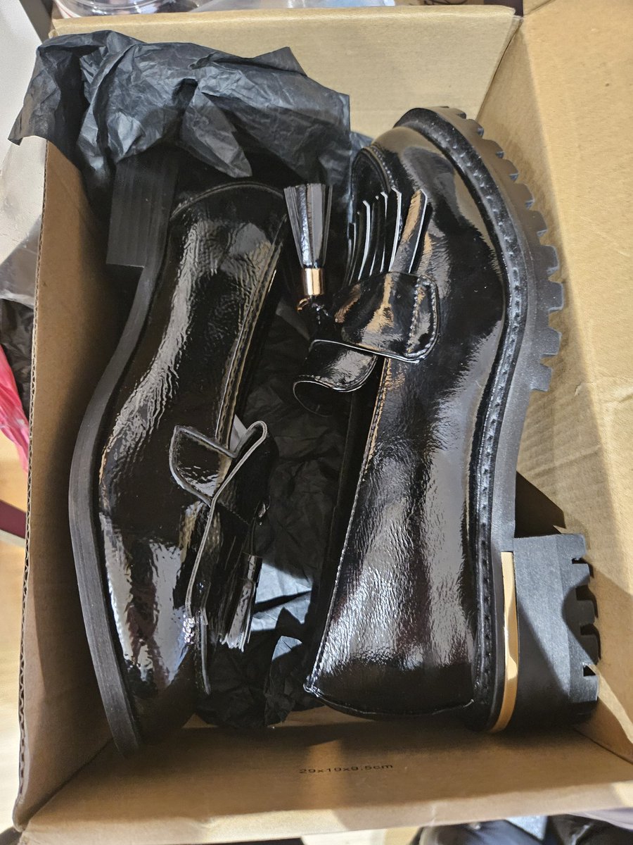 Spot the difference <a href="/verynetwork/">Very</a>  .. how does this even  happen? #oddshoes 🤣