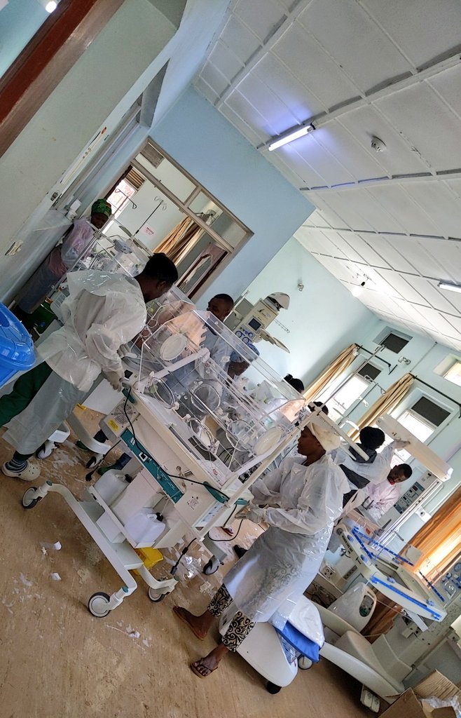 KinihiraPH's tweet photo. Abakozi b'Ibitaro bitabiriye #Umuganda rusange usoza uku kwezi kwa #Mutarama #2024 basukura imbere muri Serivisi zitandukanye mu rwego rwo gukumira #indwara #infection zaturuka ku isuku nke. https://t.co/XTZ1wqFV2f