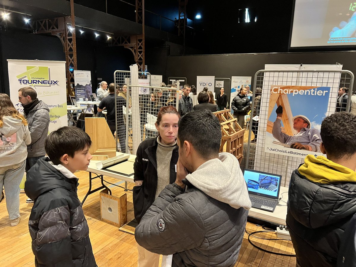 ➡️ Les 3e et 4e du [clg Les Rochers Sévigné] participent au #forum des métiers #Vitré : plus de 100 exposants mobilisés pour permettre des échanges avec les jeunes et leurs parents. Un grand 🙏 aux équipes et partenaires pour leur mobilisation au service du #parcoursavenir