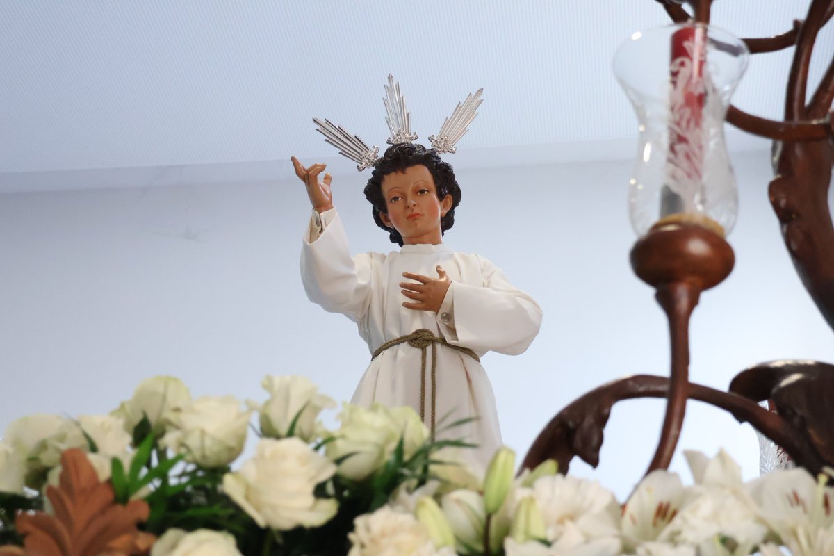 El exorno floral de este año es de Lilium, Gerberas , clavel y rosas con relleno de verde.