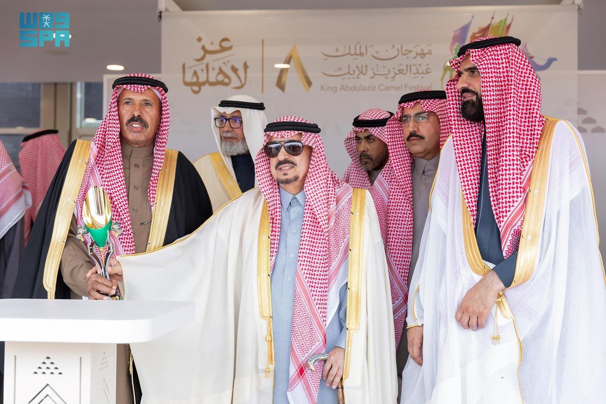 الوالد الله يطول عمره 
استلام جائزة المركز الاول للفحل المنتج شعل   🥇
#الروسي
#عيالات
#مهرجان_الملك_عبدالعزيز_للإبل8