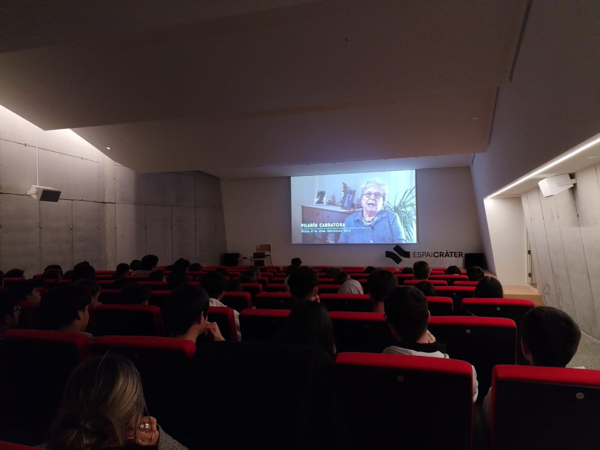 albertplanas85's tweet image. Avui 27 gener és el Dia Internacional de Commemoració en Memòria de les Víctimes de l'Holocaust. Aquest dijous vàrem anar amb 2n Batxillerat a @espai_crater per veure el documental "Els garrotxins als camps nazis". Mai més, enlloc, contra ningú!
@catmemoria  #insmontsacopa #demd