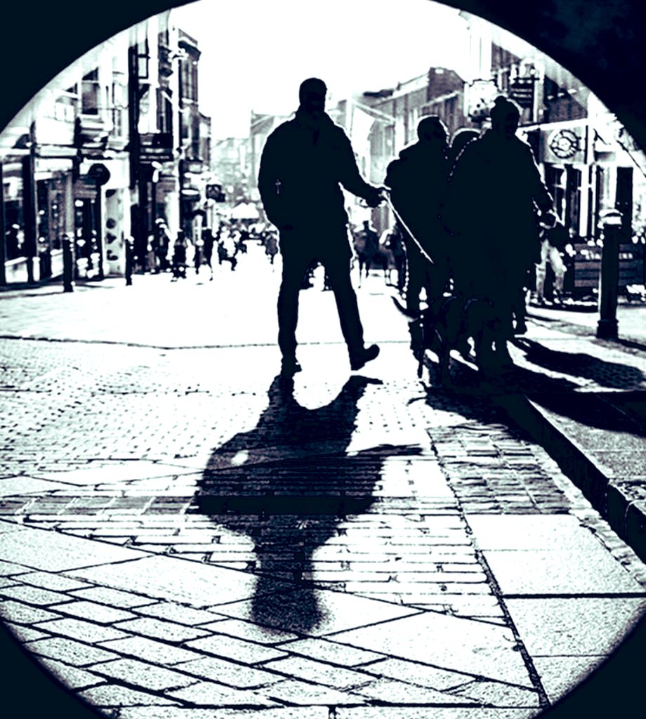 الشوارع اصبحت خالية 
من اخلاق الناس  ..
والناس اصبحت 
ممتلئة باخلاق الشوارع  .!

#للاسف_واقع