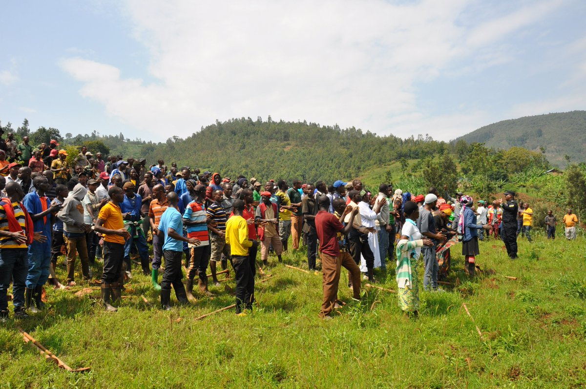 Kamonyi's tweet photo. Umuyobozi wa
@Rwandapolice mu Karere Supt. Francis Karemera,mu kiganiro n'abaturage #Kayenzi abasabye gukomeza ubufatanye mu kubungabunga umutekano bakanatanga amakuru igihe bagize amakenga ku cyahungabanya umutekano.Asabye abaturage kwirinda ibiyobyabwenge n'ubujura @RwandaSouth https://t.co/6JUmUEXXcP