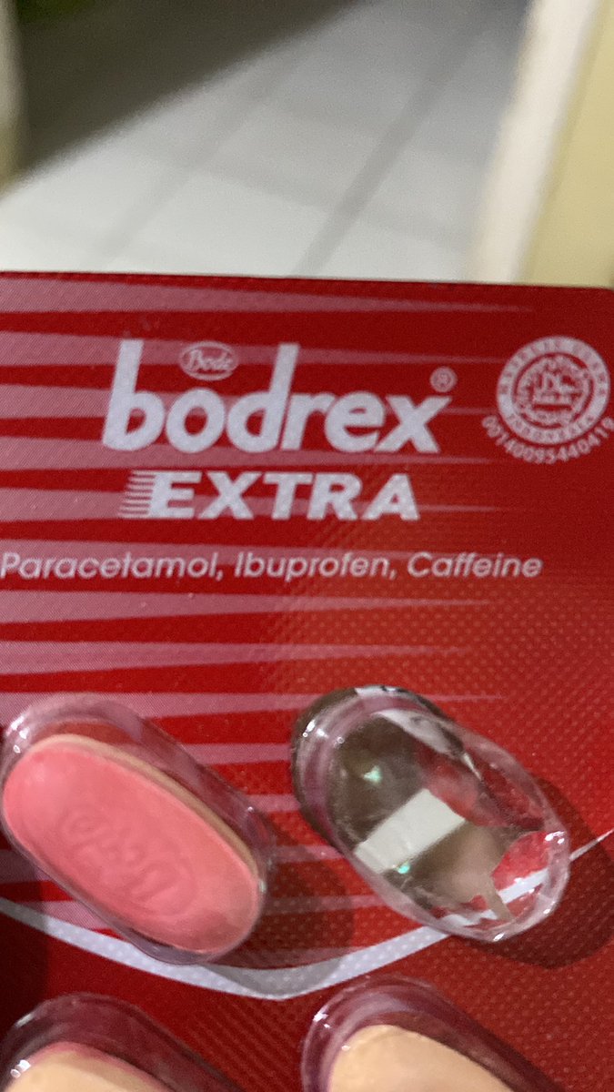 quirkbyte's tweet image. COVID Y U DO DIS? sejak covid 2 minggu lalu, jadi oversensitif sama cahaya. Langsung sakit kepala + mata rasanya keteken terus. Harus minum ibuprofen baru mendingan dan bisa beraktivitas.