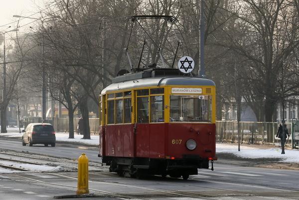 Jedes Jahr am 27. Januar fährt in Warschau eine leere alte Straßenbahn entlang des ehemal. Warschauer Ghettos. Sie nimmt keine Passagiere mit, um an die zu erinnern, die damals keine Straßenbahn mehr benutzen durften und später deportiert u ermordet wurden. #HolocaustMemorialDay