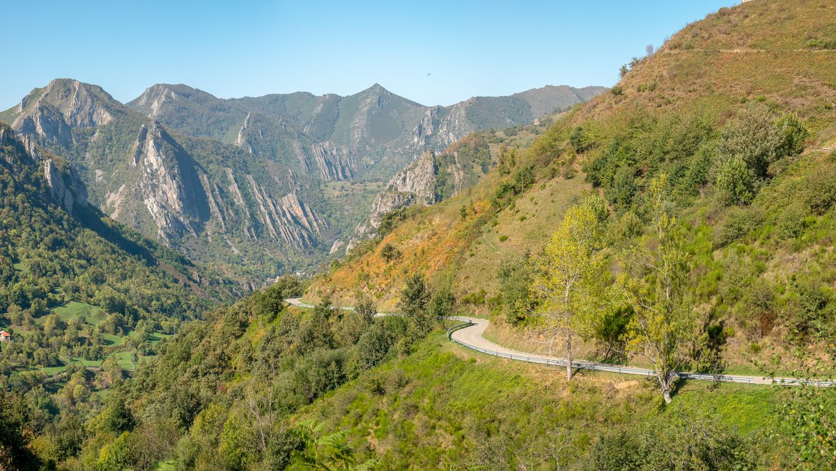 Route 1 - La Farrapona in Somiedo 
#valledelago #somiedo #parquenaturaldesomiedo #tourism #outdoors #biketrip #cyclingtravel #travelphotography #beautifuldestination #luxurytravel #cyclinggoals #adventure #getoutside#holidays #cyclingexperience #asturias 🌍: Valle de Lago