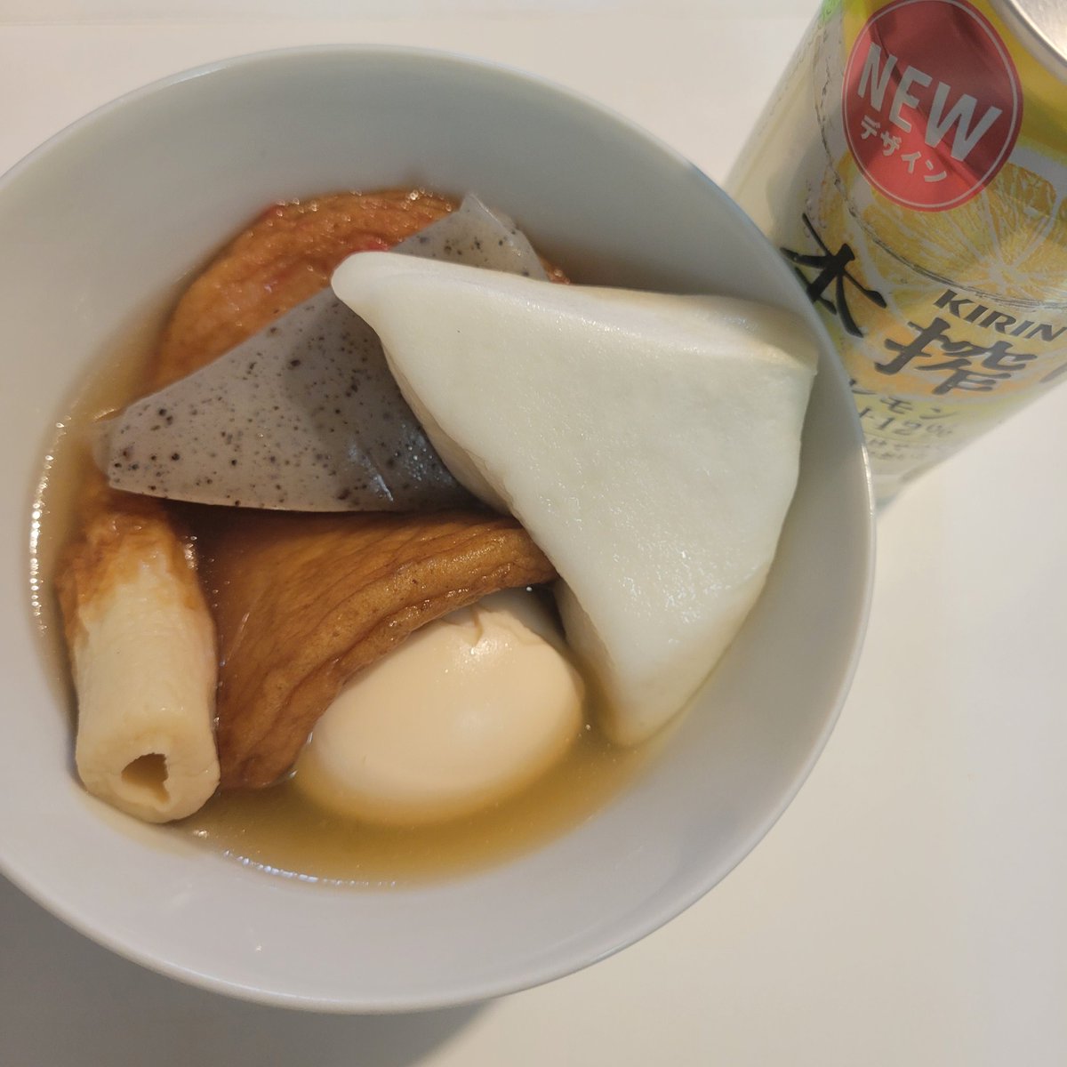 ayaoya2020's tweet photo. 久しぶりにおでんを煮込んでみた…😅
大根買い忘れ…💦
近々リベンジするかー🍢

#今日のおつまみ
#おでん
#晩酌
#安定のレモンサワー https://t.co/LYx9jDvRy7