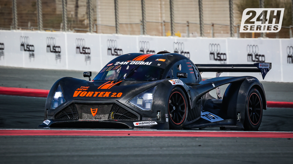 24HSERIES's tweet photo. #24HSERIES | Tough start for GTX polesitter #Vortex (701), which has slipped back to 3rd behind #razoon (714), now leading by almost a minute(!) from @ToroVerdeGT (795).
Still, 3 pole positions in a row for the new 2.0. Impressive stuff!
#24HDUBAI https://t.co/4S7KMzQJh1