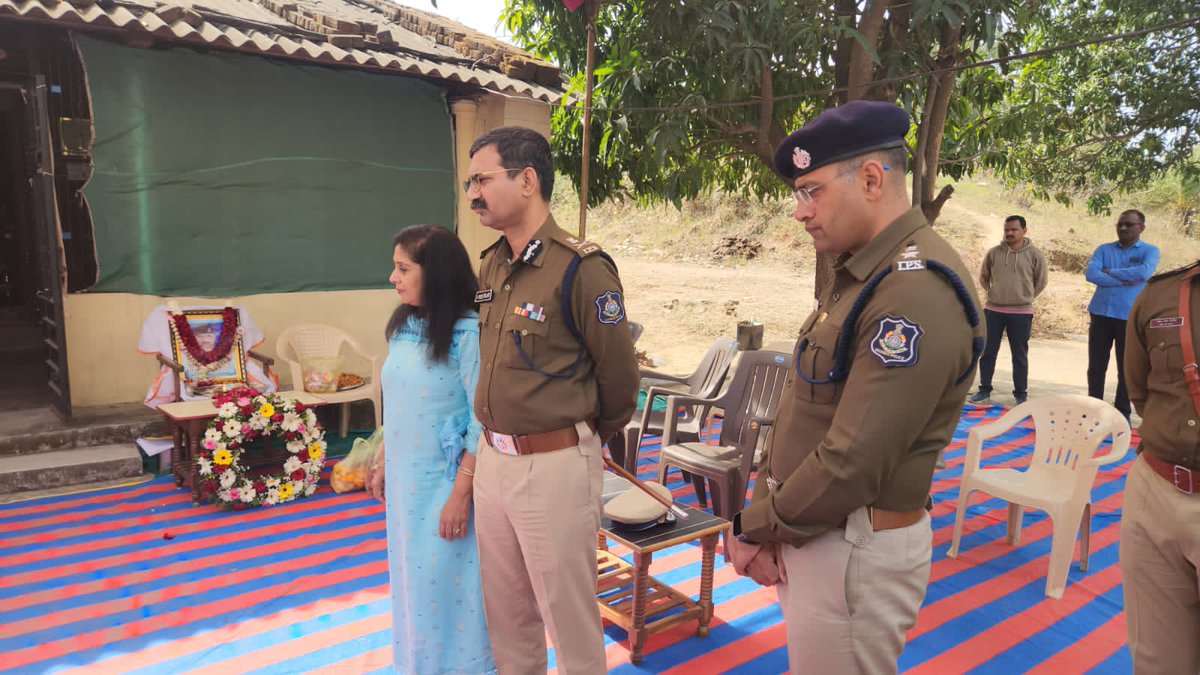 dgpgujarat's tweet photo. Asst Sub Inspector Baldevbhai Bhartaji Ninama made the supreme sacrifice in the line of duty. Today met his family members at their native village, Sansoli, and offered condolences on behalf of the entire Gujarat Police to the bereaved family. Om Shaanti. https://t.co/rZywNqxcRM