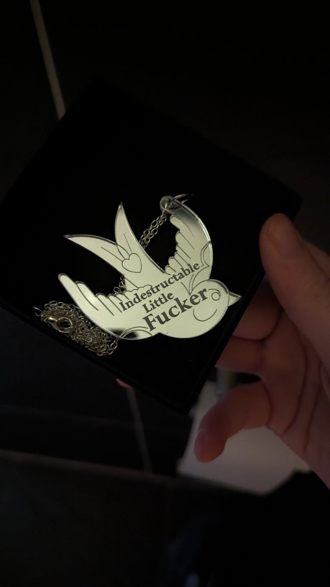 Omg my late birthday gift from my honey! 

IZZY HANDS folks!