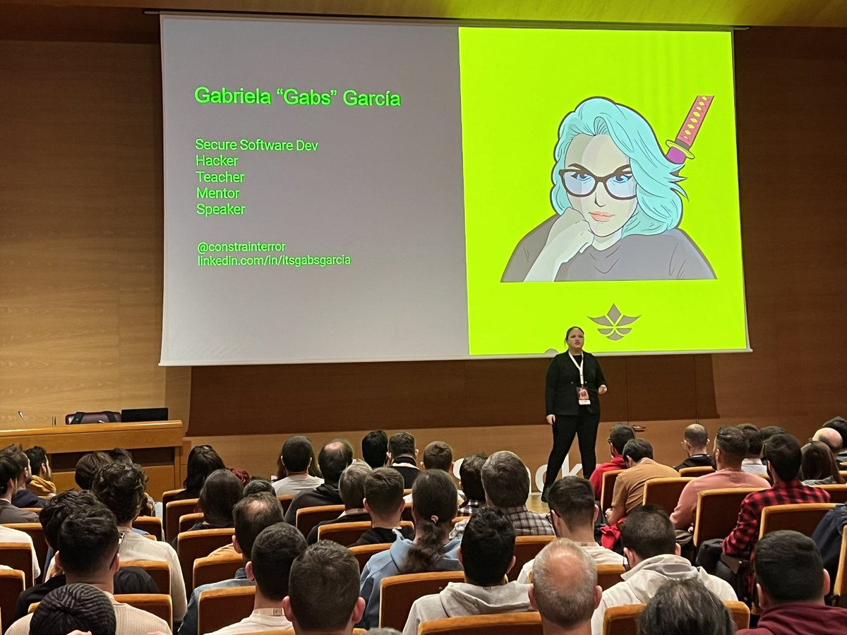 alexperezl's tweet image. Viendo a @constrainterror en #bilbostack24 con la sala a tope que no cabe ni un alma más