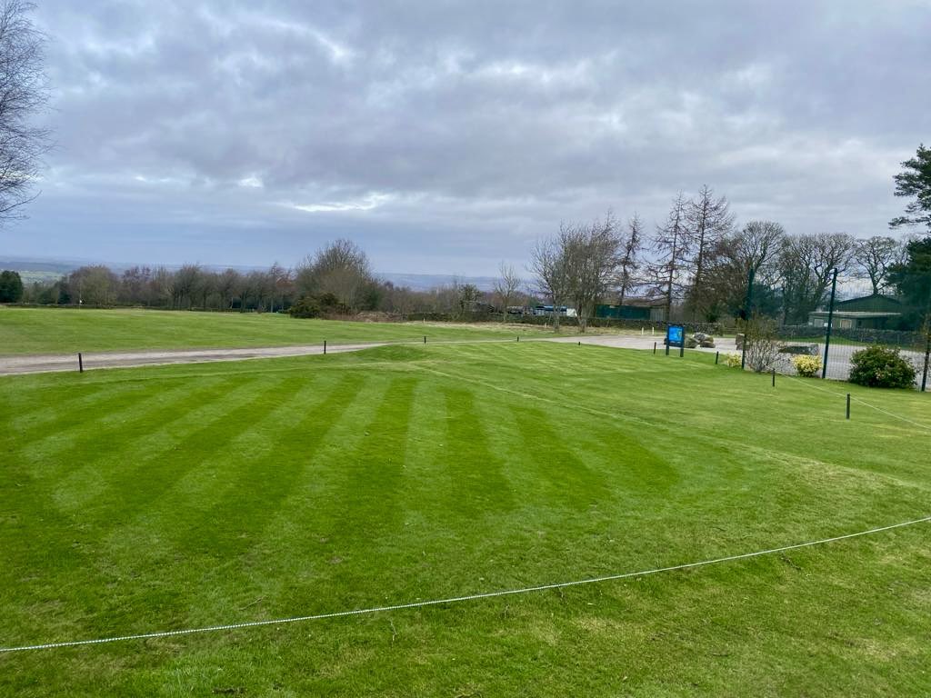 Winter golf charm at its finest! Our course is a picturesque haven this morning, showcasing impeccable attention to detail from our hard working and dedicated green keeping team❄️⛳ #WinterGolf #ExquisiteViews @DesChes @chesterfielduk @BRSGolf @BIGGALtd @tyzack_s