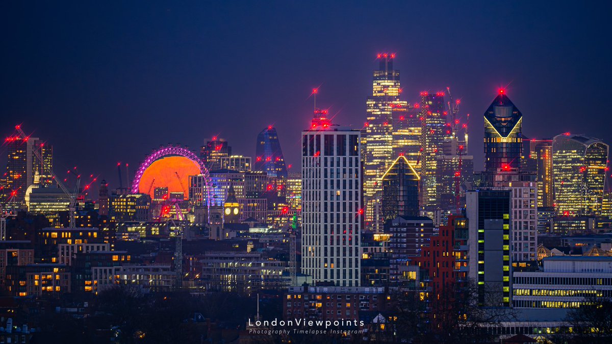 Last nights’ moonrise worked out pretty damn perfectly 🎡🌕🔭📸🌃 #WolfMoon #London #Moon