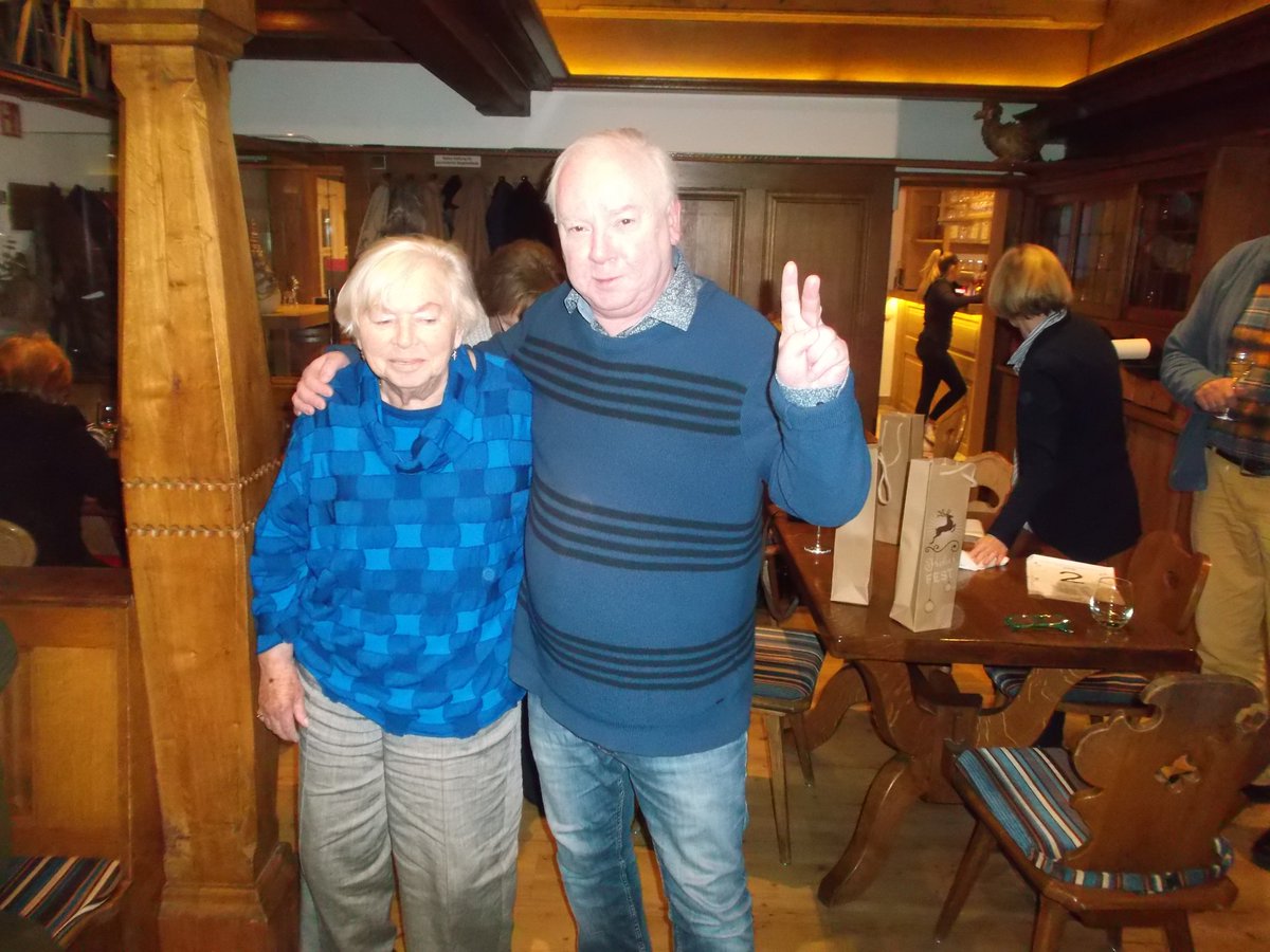 Strahlende Wintersonne,
Vögel ziehen fröhlich ihre Bahnen.
 Am Nachmittag gehen wir aus
der Glühwein lockt.