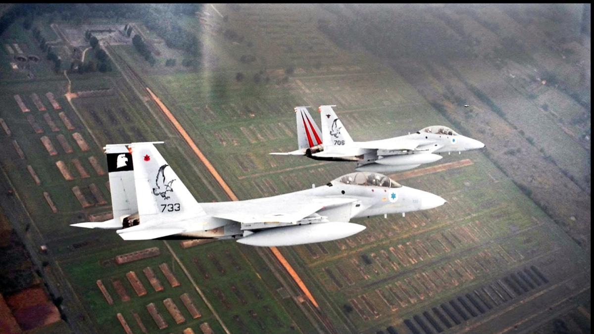 Heute vor 79 Jahren befreite die Rote Armee das Konzentrations- und Vernichtungslager Auschwitz-Birkenau.

»Die Forderung, daß Auschwitz nicht noch einmal sei, ist die allererste an Erziehung. Sie geht so sehr jeglicher anderen voran, daß ich weder glaube, sie begründen zu /1