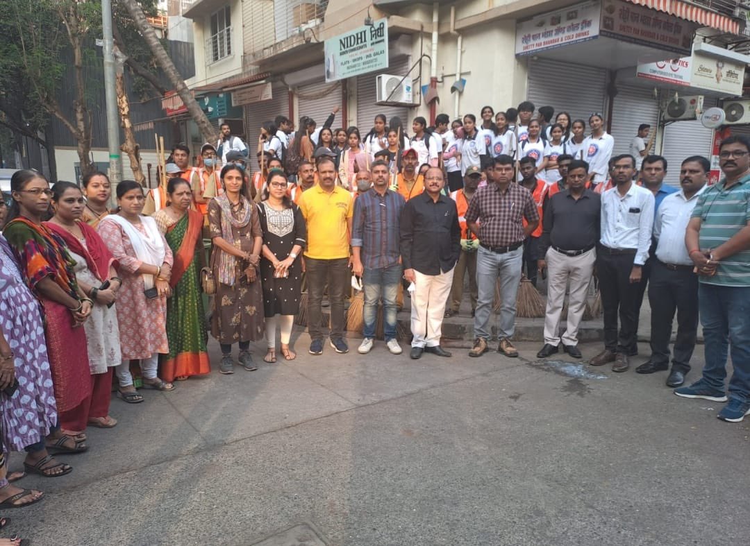 chitru2311's tweet photo. Hum sath sath hai..Day 2 deep clean drive by @mybmc along with local residents . Well done team @mybmcWardRS . We the residents are very happy for keeping our area very clean . Thank you Aassistant Commisioner RSward and all the Dept actively participated. Together we can https://t.co/cTuWzB7GrY