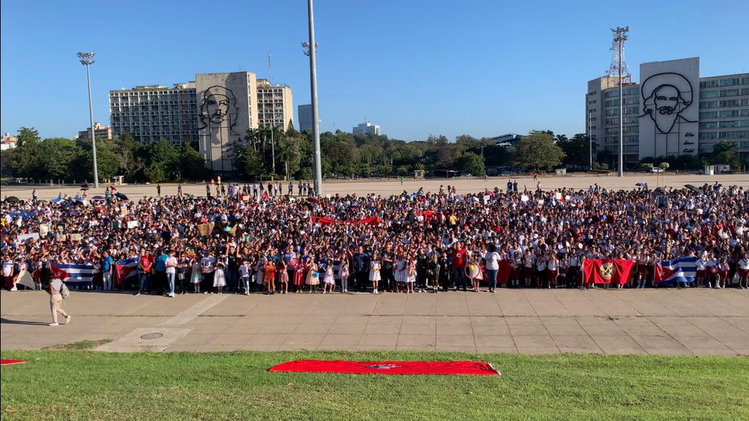 AylinAlvarezG's tweet photo. Martí es #Cuba, es risa de niños, esperanza y virtud. Jamás lo dejaremos morir, ni permitiremos que su obra inmensa nos falte a la hora de cada empeño. Siempre que seamos martianos, seremos dignos y nada puede contra los que lleva en el corazón sus ideas. #MartíVive https://t.co/Jm7MZbkjOm