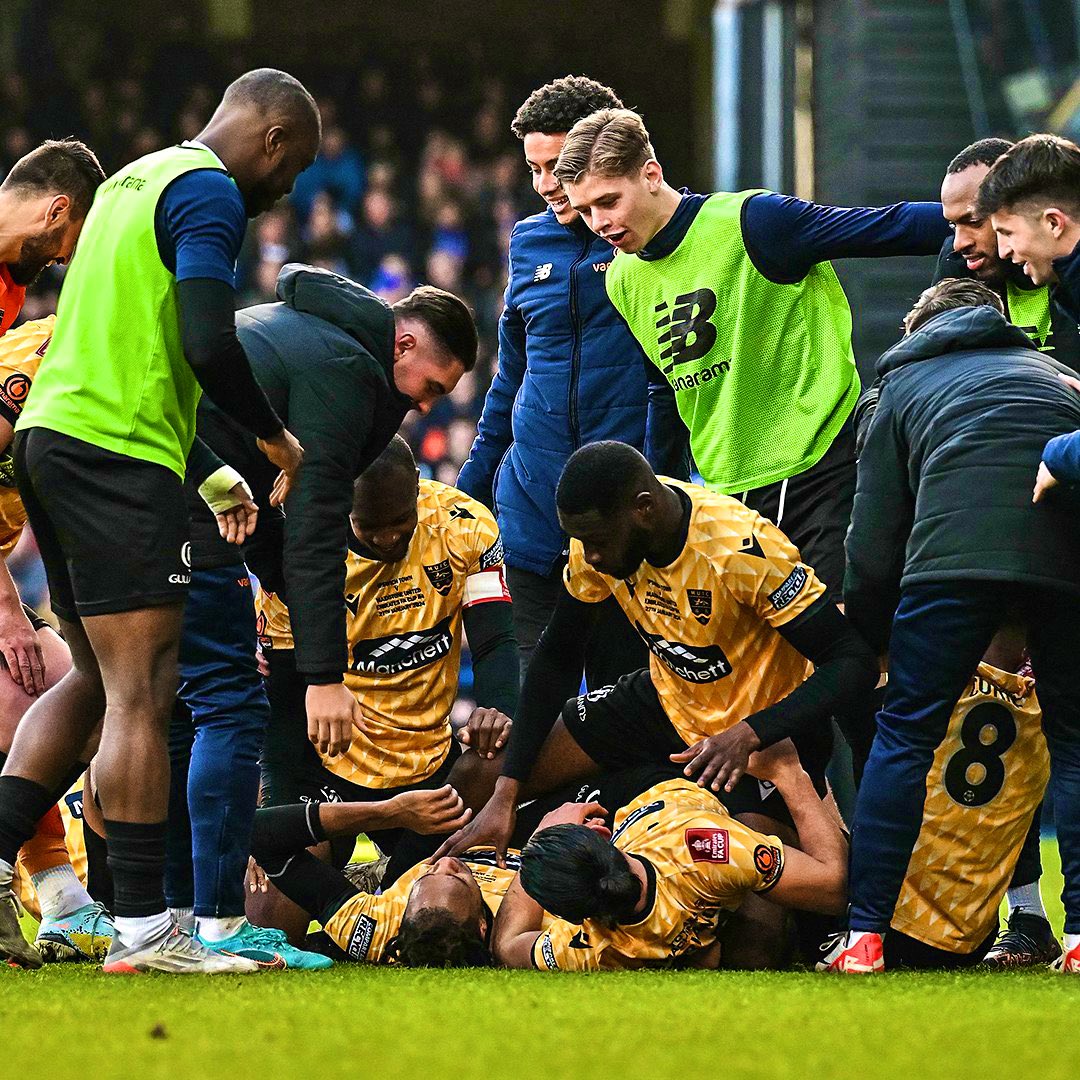 calcioinglese's tweet photo. La FA Cup colpisce ancora 😍

Il Maidstone, club più piccolo rimasto nella competizione (sesta lega) batte l’Ipswich Town di 4 categorie superiori e passa il turno.

Nonostante giocassero in trasferta, i ragazzi di Elokobi ce l’hanno fatta e per la prima volta giocheranno gli ottavi di finale della competizione 👏🏻