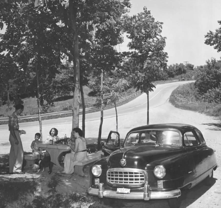 Tennessee, 1952.

Back when fast food wasn't everywhere, families on road trips would stop by the roadside to enjoy their own homemade meals, creating cherished memories.

#Tennessee #roadTrip #familytrip #History #Oldphoto #oldschool #vintage #nostalgia #backintime