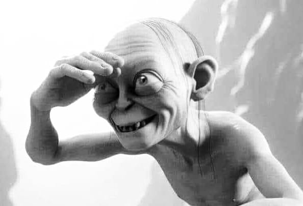 Gollum sedang mencari apa coba?
Gollum dulu namanya Smeagol, berubah setelah dirasuki kekuatan kekuasaan #eh eh maksudnya kekuatan dari cincin (the ring) #miripgayanyasiapa?