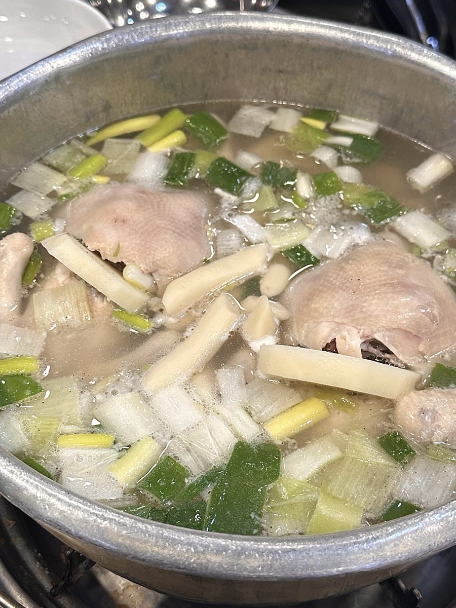 lekoi913's tweet photo. 📍 진옥화 할매원조닭한마리

국물이 진짜 끝내줌...
떡사리 국수사리 꼭 추가하기!!!👉🏻👈🏻 https://t.co/BDFgdJ5fz4
