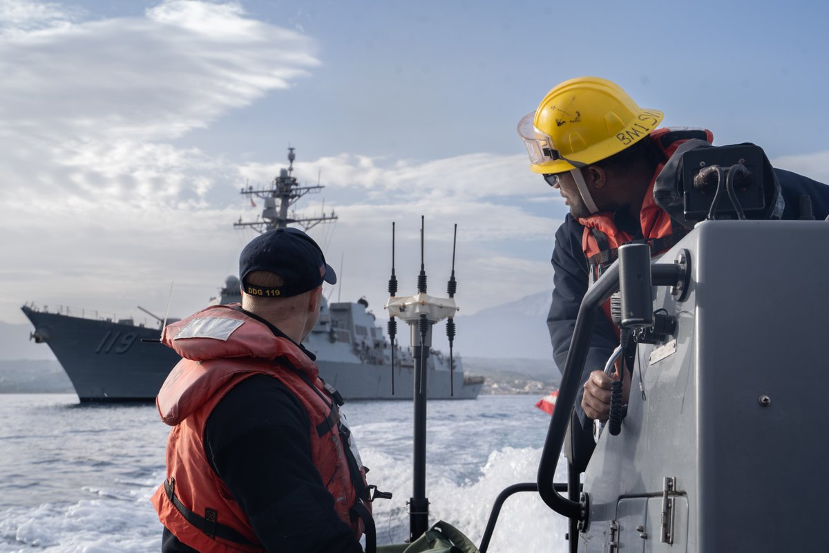 Sailing skills in action! 🚢 ⚓ 

Sailors from the Arleigh Burke-class guided-missile destroyer USS Delbert D. Black (DDG 119) participate in rigid hull inflatable boat (RHIB) operations.
#ForwardFriday

📸: MC2 Jimmy Ivy III