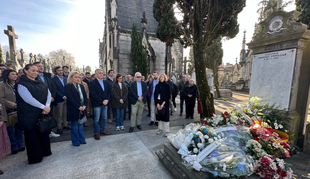 PP_SanSebastian's tweet photo. 🔵Terminan, con una ofrenda 💐 en #Polloe junto a Ana Iribar, 2 intensas jornadas, organizadas x @NNGGPaisVasco, dedicas a la memoria de #GregorioOrdoñez
👉 @carmenfunezdg ha cautivado a los jóvenes de @NNGG_Es con sus vivencias y les ha alentado a seguir el ejemplo de Gregorio https://t.co/LdvCnvIsds