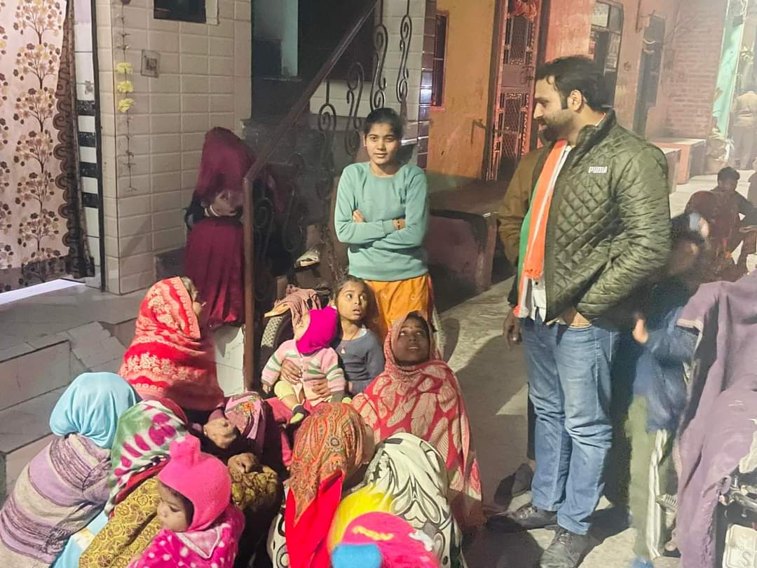 ankitpardhaninc's tweet photo. 3 फ़रवरी की रैली को लेकर अपनी #तिमारपुर_विधानसभा में जनसंपर्क किया।
@INCIndia @INCDelhi @RahulGandhi @kharge @BabariaDeepak
@ArvinderLovely @devendrayadvinc
@Dr_Uditraj @Ch_AnilKumarINC
@LambaAlka @AmrritaDhawan
@MukeshSharmaMLA @Adesh_inc
@DrNareshkr @basoya_neeraj #ankitpardhan https://t.co/9ncal7QsIk