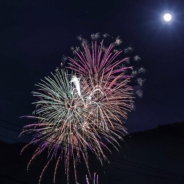 夜空に輝く十六夜の月と大輪の華を咲かせた冬花火✦.°