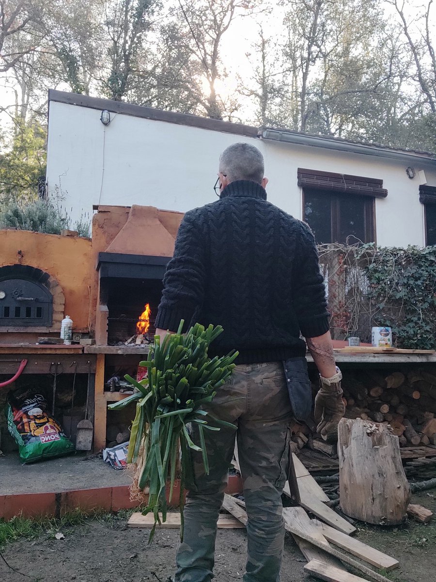 Boghadair_'s tweet photo. Avui calçots... O com vaig sentir uns vegada a un company americà... A fucking onion barbecue.... 🤣 🤣 🤣 https://t.co/VUF4Y4gdsm