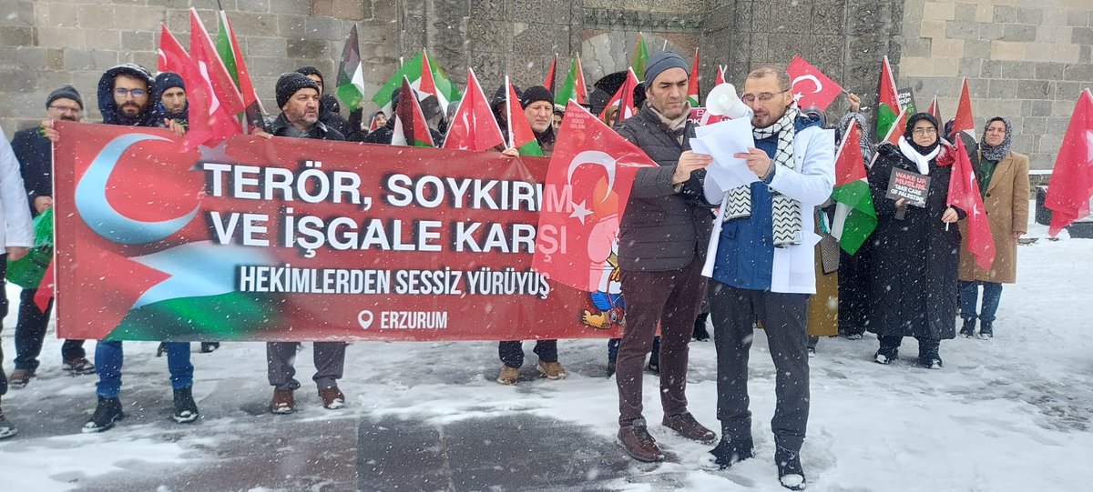 sessizhekimler's tweet photo. İsrail işbirlikçisi devletlerin ve şirketlerin, soykırıma desteği artarak sürüyor. Bir avuç mazlumun karşısında bütün dünya zalimleri tek safta saldırmaya devam ediyor.
Erzurum'da Lala Paşa Camii'den başlayan yürüyüşümüz, Yakutiye Medresesi önünde basın açıklaması ile noktalandı. https://t.co/HiZK0crbtM