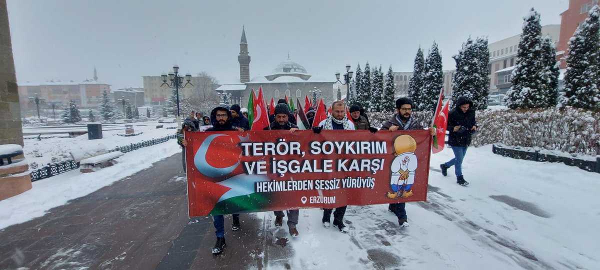 sessizhekimler's tweet photo. İsrail işbirlikçisi devletlerin ve şirketlerin, soykırıma desteği artarak sürüyor. Bir avuç mazlumun karşısında bütün dünya zalimleri tek safta saldırmaya devam ediyor.
Erzurum'da Lala Paşa Camii'den başlayan yürüyüşümüz, Yakutiye Medresesi önünde basın açıklaması ile noktalandı. https://t.co/HiZK0crbtM