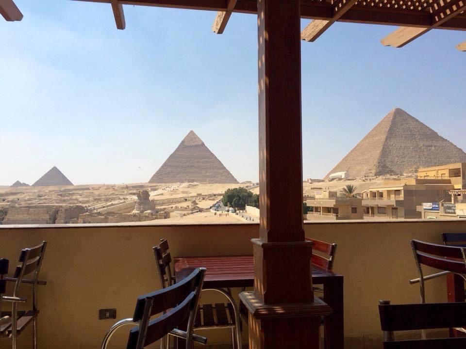 InformaCosmos's tweet photo. La vista desde un balcón de Pizza Hut en el Cairo, Egipto. https://t.co/m5Ba70XpFM