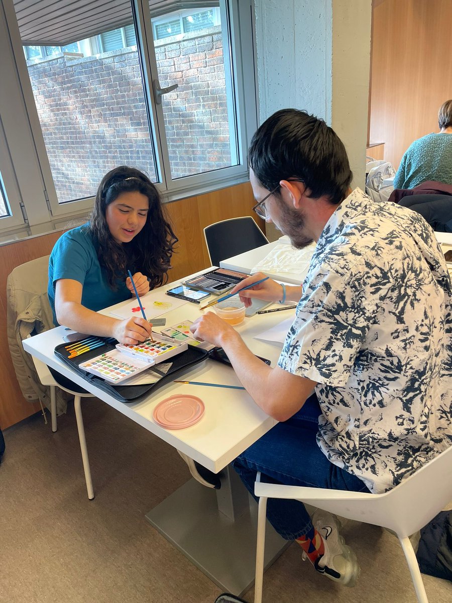 museoCCNN_unav's tweet photo. Hoy ha comenzado el taller de ilustración botánica. Durante tres horas, los participantes, una veintena, han aprendido a observar la anatomía de las especies botánicas, capturando detalles esenciales como texturas, formas y colores. 
🌾💐🌿🍂 https://t.co/FBTSVSewRp