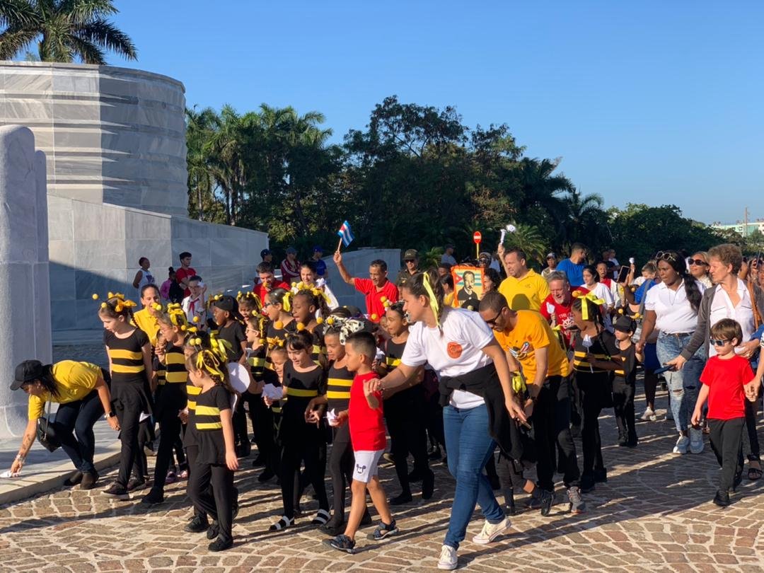 DrRobertoMOjeda's tweet photo. La prodigiosa semilla sembrada por Martí en nuestra patria, germina generación, tras generación. Una nueva oleada de pinos nuevos lleva en el corazón, como lo llevó Fidel, las doctrinas del maestro. El porvenir, está seguro. #MartíVive https://t.co/tFzzzbZSsa