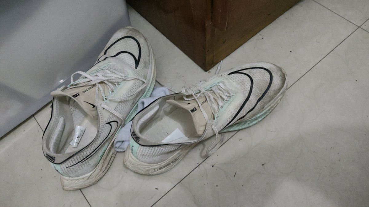 slavejiannu's tweet photo. 主人的鞋照是贱狗每天晚上睡觉前必须看的照片。主人第一次发给贱狗的时候就射了🥺主人的鞋的地位比贱狗还高。贱狗被主人玩的时候，而贱狗只能舔鞋底 https://t.co/qQKnDWgZsI