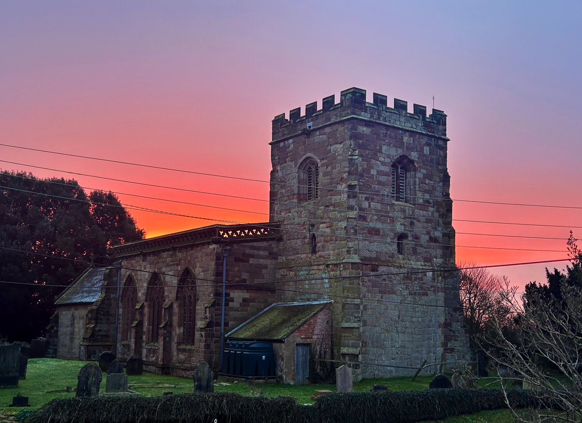 When you are lucky enough to wake up to this beautiful sunrise in a morning ..❤️ @ThePhotoHour @StormHour @EnjoyStaffs @itvweather @Ruth_ITV