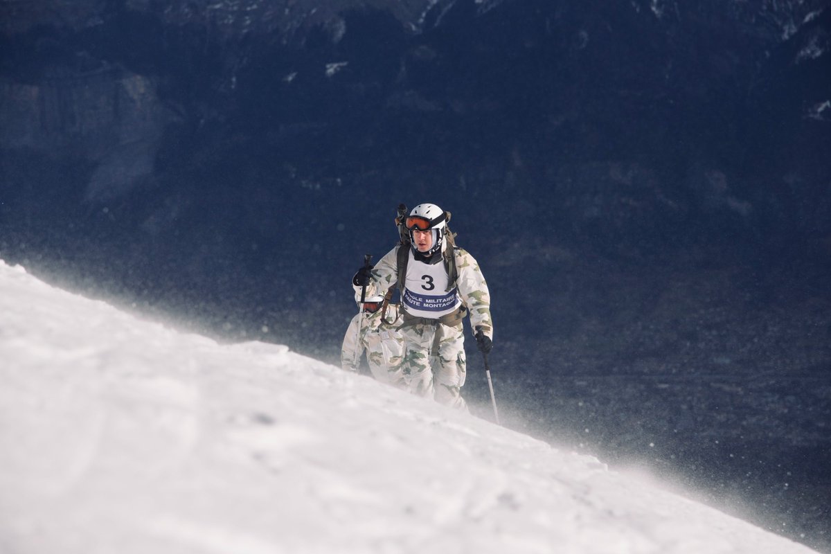 armeedeTerre's tweet image. 🗳 Élisez votre #PhotoDeLaSemaine 📸 !

1️⃣ #MissionsOps Tir Caesar avec la @MissionAIGLE
2️⃣ #Aguerrissement Brevet de skieur militaire à l'@emhm_officiel
3️⃣ #PrépaOps Unités d'aide à l'engagement @7e_brig_blindee et @DFBrigade
4️⃣ #TradisMilis Remise de galons à @SaintCyrCoet
👇👇