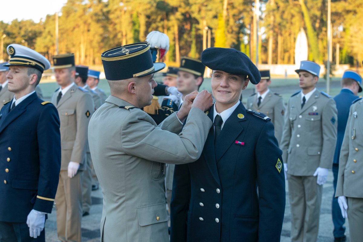 armeedeTerre's tweet image. 🗳 Élisez votre #PhotoDeLaSemaine 📸 !

1️⃣ #MissionsOps Tir Caesar avec la @MissionAIGLE
2️⃣ #Aguerrissement Brevet de skieur militaire à l'@emhm_officiel
3️⃣ #PrépaOps Unités d'aide à l'engagement @7e_brig_blindee et @DFBrigade
4️⃣ #TradisMilis Remise de galons à @SaintCyrCoet
👇👇