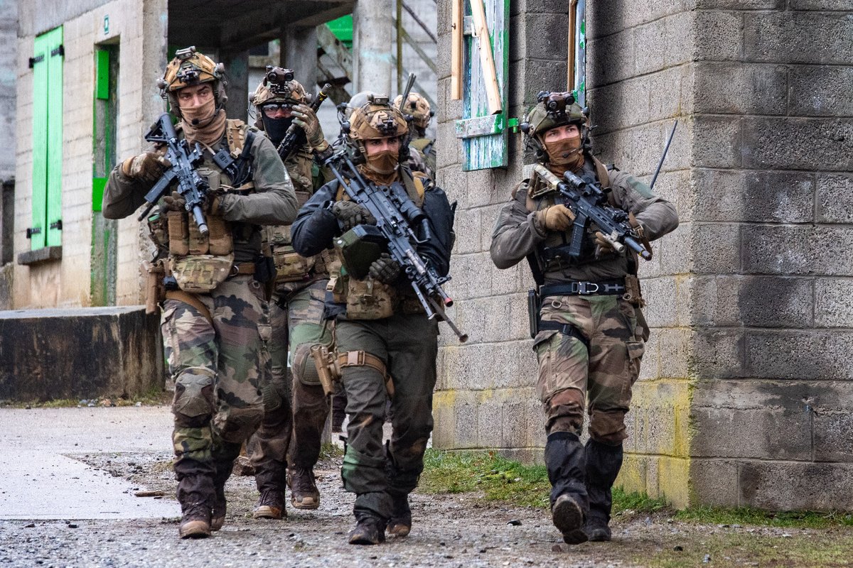 armeedeTerre's tweet image. 🗳 Élisez votre #PhotoDeLaSemaine 📸 !

1️⃣ #MissionsOps Tir Caesar avec la @MissionAIGLE
2️⃣ #Aguerrissement Brevet de skieur militaire à l'@emhm_officiel
3️⃣ #PrépaOps Unités d'aide à l'engagement @7e_brig_blindee et @DFBrigade
4️⃣ #TradisMilis Remise de galons à @SaintCyrCoet
👇👇