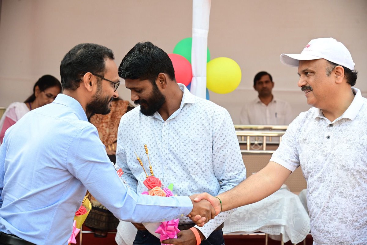 At MET Rishikul Vidyalaya's Annual Sports Day (<a href="/MRVmumbai/">MET Rishikul Vidyalaya</a>) -  Khaana Chahiye's Co-Founder, Anik was honoured for the efforts #khaanachahiye has put in to alleviate hunger. Special thank you to the school for their pivotal role in amplifying our fundraising efforts. ✨
#Mumbai