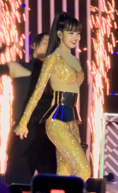 มีคนถามว่าจีซูเห็นการแสดงของลิซ่ารึยังและจีซูบอกว่าเธอเห็นชุดของลิซ่าแล้ว ลิซ่าเป็นมนุษย์ทอง ลิซ่าทำได้ดีเสมอ