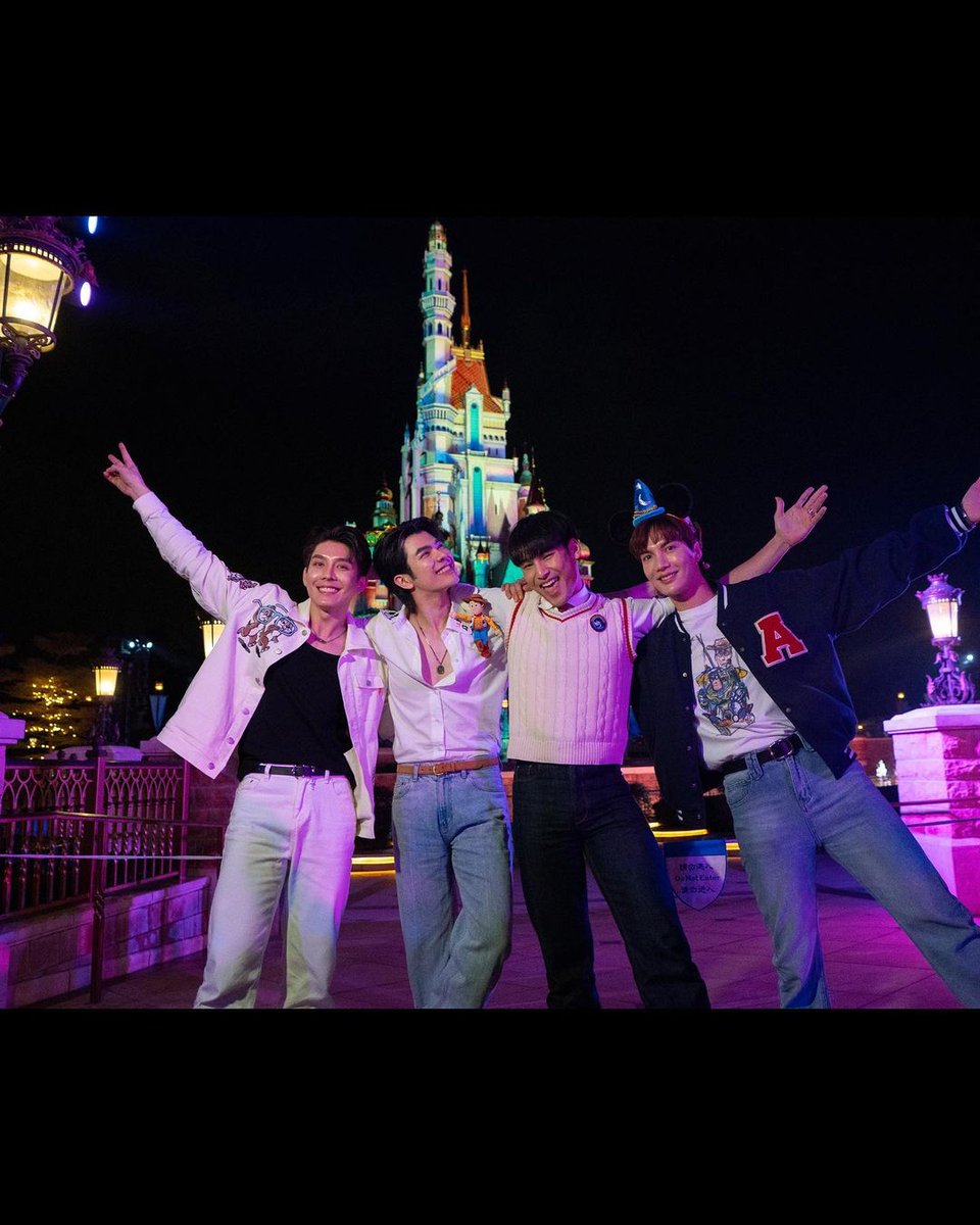 PhakphumRom's tweet photo. 📸 milephakphum IG
,,, Wonderful & Lovely Times In Disneyland💚☺️ ,,,
คิดถึงเลยครับ
@hkdisneyland
#MilePhakphum
#HKDisneyland
#Momentous
#LoveTheMemory #CastleOfMagicalDreams
#LetItGo
#WorldOfFrozen https://t.co/JBBHlYg2U2