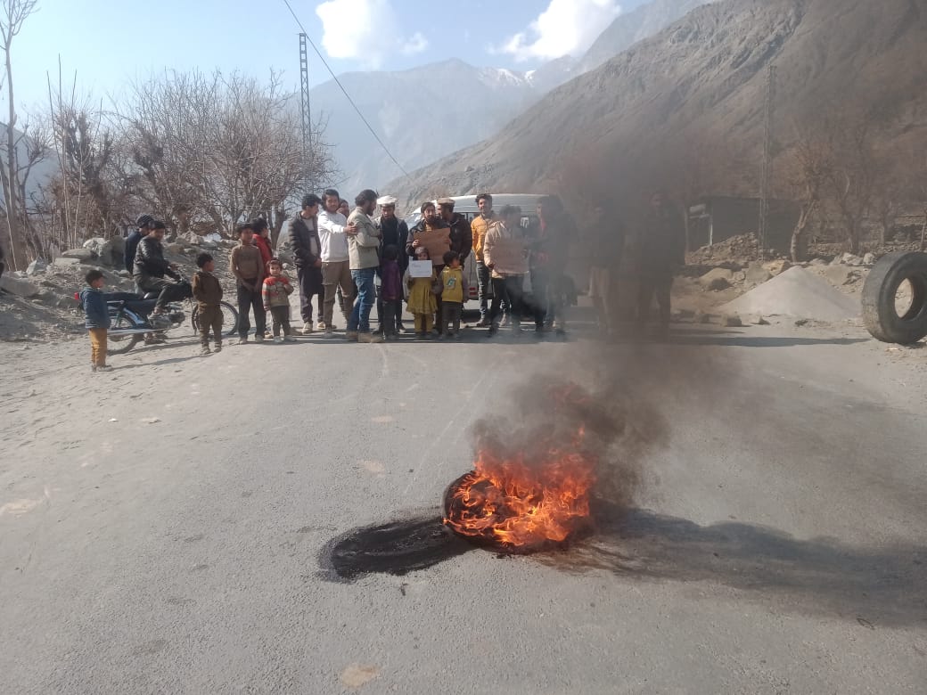 jamilnagri's tweet photo. Protest demonstrations held across #Gilgit_Baltistan, protesters from various districts started march towards Gilgit and Skardu, main roads including KKH and Baltistan road, Ghizer road blocked, shutter-down &amp; wheel jam strike being observed second day. https://t.co/g0ILCmJHMJ