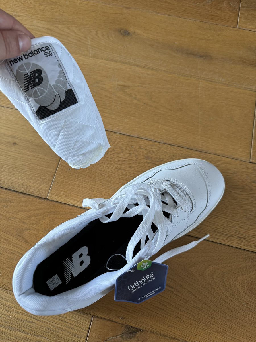 Cricket848's tweet photo. regardez ce qui m’est arrivé en essayant d’enfiler ma paire toute neuve ! La languette s’est détachée comme du papier ! Je suis trop déçu, je pensais que c’était une marque de qualité… Et vous, vous avez déjà eu des problèmes avec new balance ? #newbalancefail @NewBalanceFR https://t.co/QHS3zg23Gx