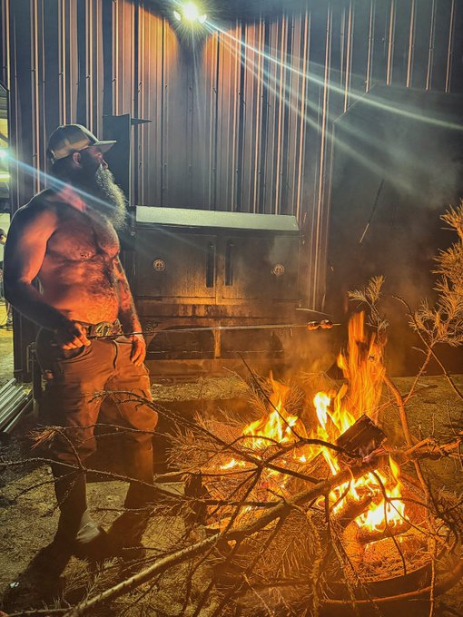 Damn, we got a teaser of fire season. Such a nice night for weenies by the fire ?#CAMPFIRE https://t