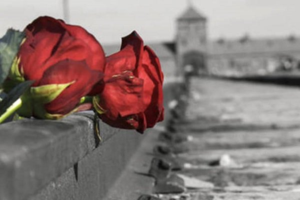 Se penso al fatto che il saluto fascista sia tornato ricorrente mi viene la pelle d'oca. Come commemorare al meglio le vittime dell'Olocausto? Con la memoria, innanzitutto. Dell'orrore che è stato. Ma anche perseguendo la pace ovunque. 
Ad ogni latitudine. 

#giornatadellamemoria