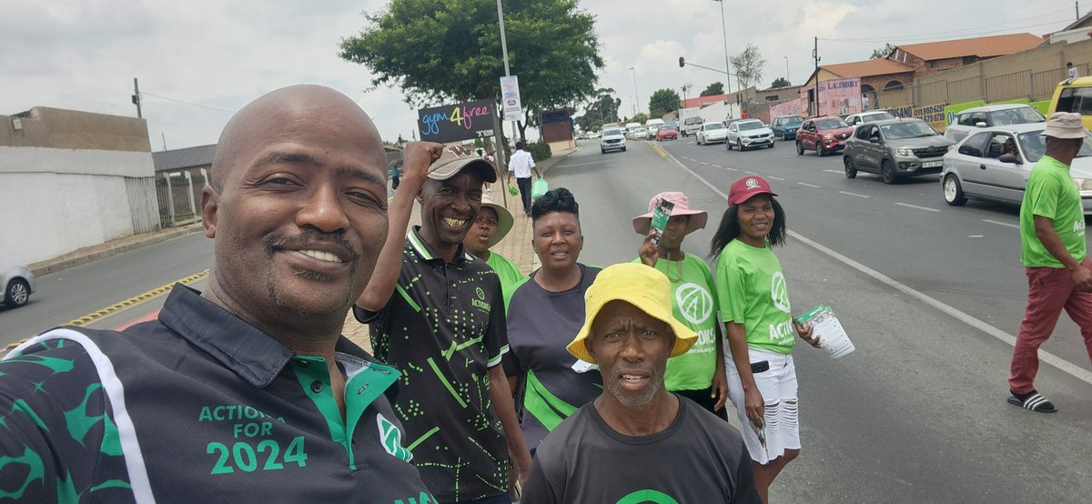 tsepomhlongo's tweet photo. Visibility ekasi Soweto Freeway with our activists. Distributing Education campaign...Siyabangena @Eliastafu #Mashaba4President2024 @Action4SA @HermanMashaba
#LetsFixSouthAfrica #RegisterToVoteActionSA https://t.co/QPdRz0AXSA