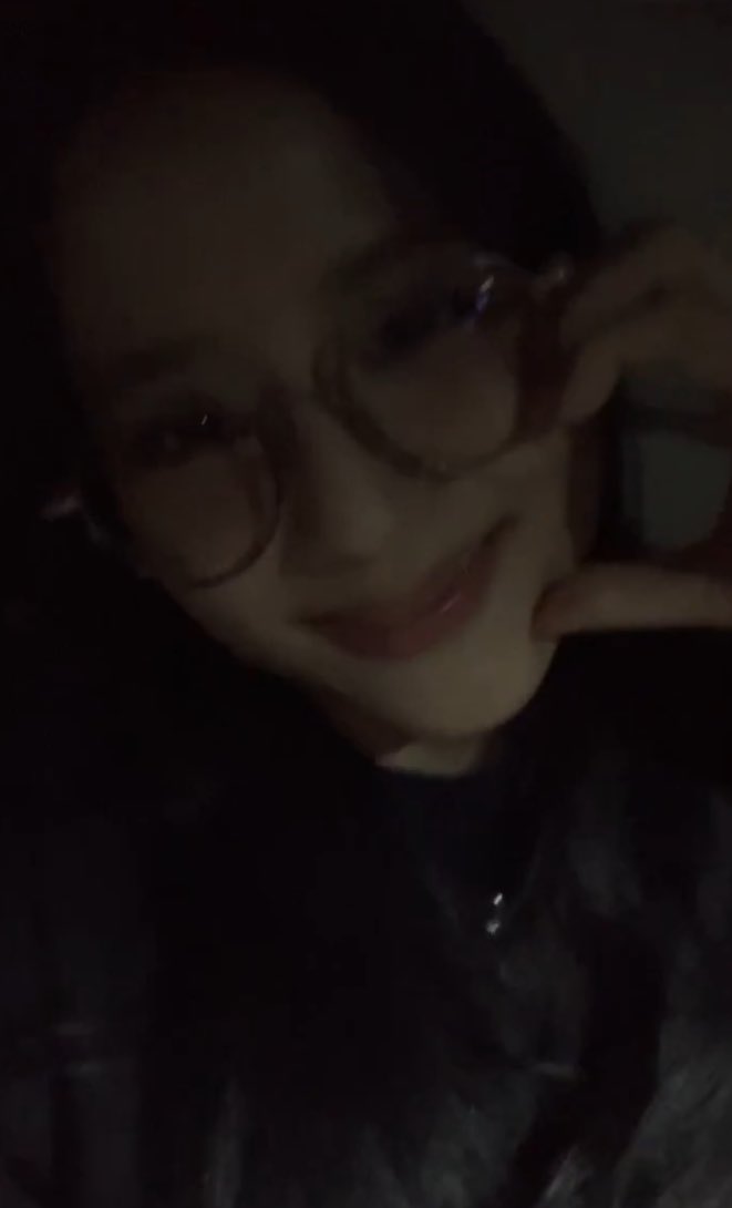 Jisoo said I love you to Blinks and said that she’ll be back again soon, hopefully not in a car… thank you for going live baby 🥰